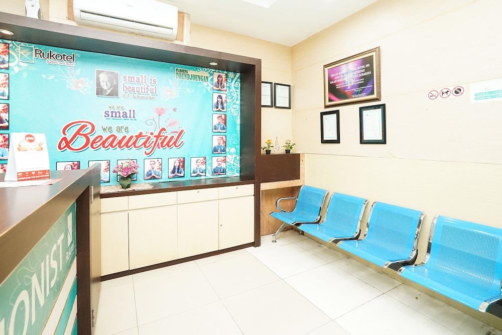 Oyo 277 Rukotel Near Rsu Adi Husada Undaan Kota Surabaya Luaran gambar